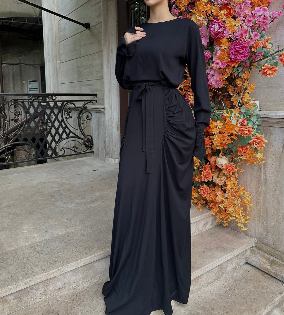 Maxikleid mit angenähtem Gürtel