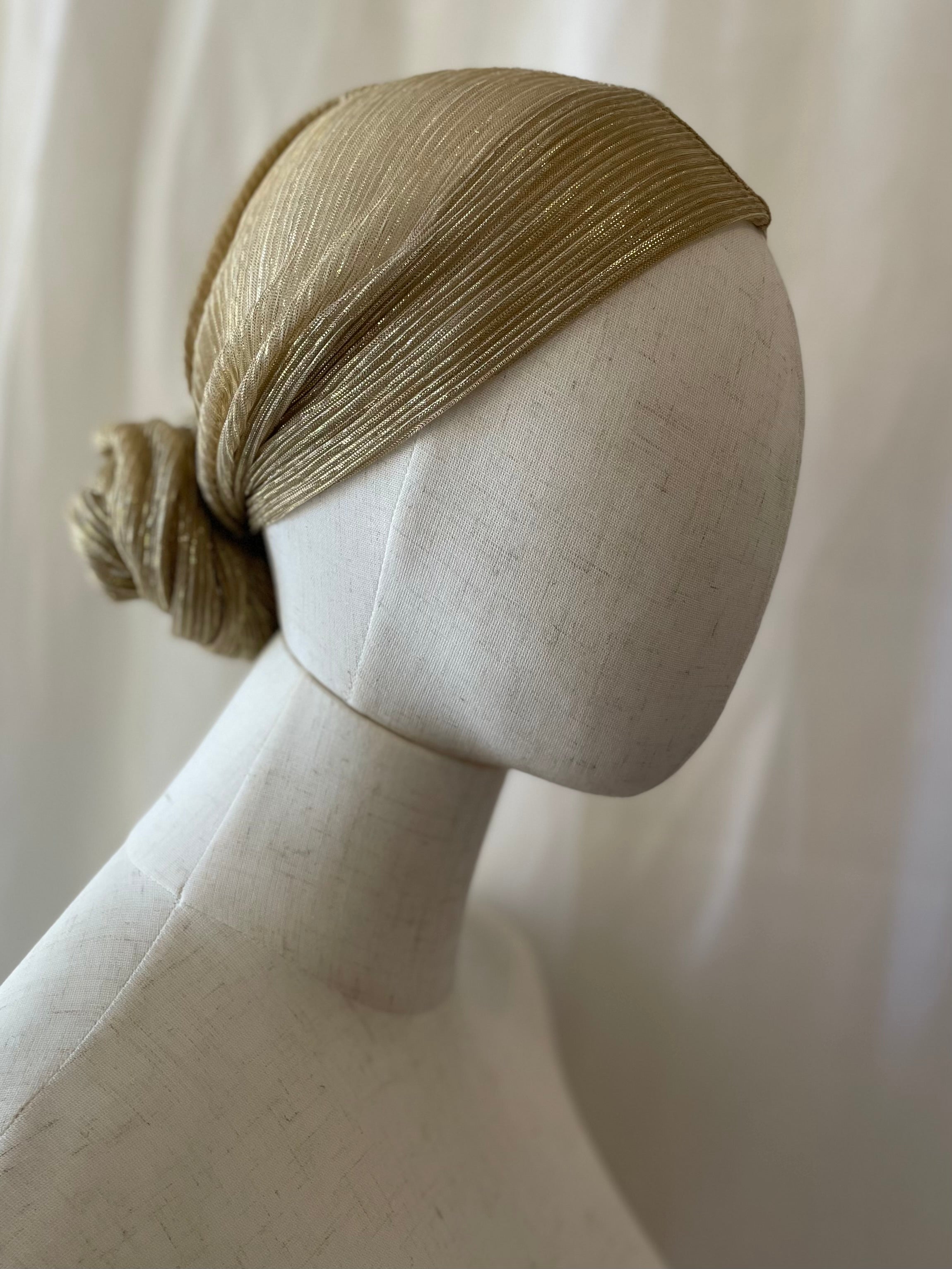 Glitzernde Kopfbedeckung